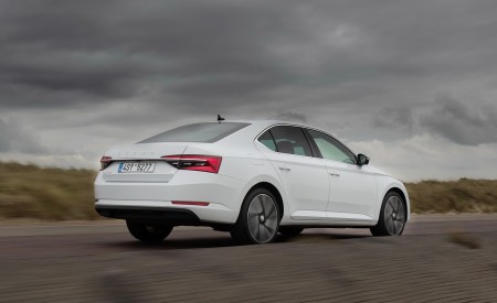 2020 Skoda Superb iV Plug-In Hybrid Rear Three-Quarter Wallpapers 450x275 (27)