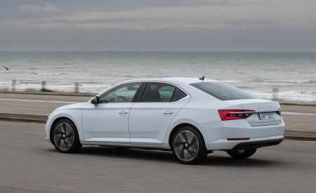 2020 Skoda Superb iV Plug-In Hybrid Rear Three-Quarter Wallpapers 450x275 (21)