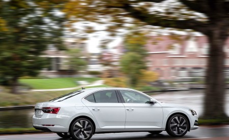 2020 Skoda Superb iV Plug-In Hybrid Rear Three-Quarter Wallpapers 450x275 (12)