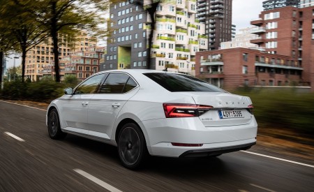 2020 Skoda Superb iV Plug-In Hybrid Rear Three-Quarter Wallpapers 450x275 (8)