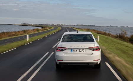 2020 Skoda Superb iV Plug-In Hybrid Rear Wallpapers 450x275 (28)