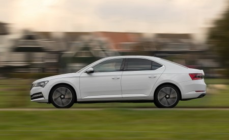 2020 Skoda Superb iV Plug-In Hybrid Side Wallpapers 450x275 (29)