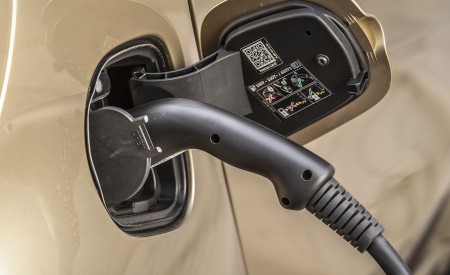 2020 Smart EQ ForTwo Coupe Pulse Line (Color: Gold Beige) Charging Wallpapers 450x275 (86)