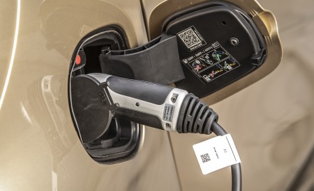 2020 Smart EQ ForTwo Coupe Pulse Line (Color: Gold Beige) Charging Wallpapers 450x275 (87)