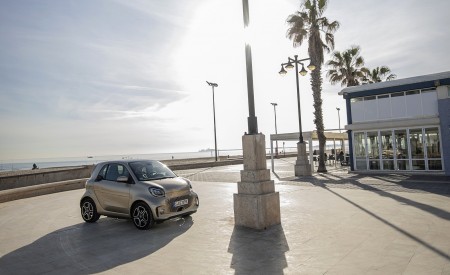 2020 Smart EQ ForTwo Coupe Pulse Line (Color: Gold Beige) Front Three-Quarter Wallpapers 450x275 (82)