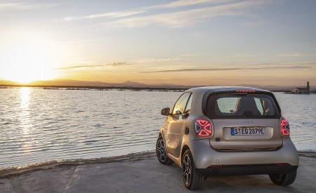 2020 Smart EQ ForTwo Coupe Pulse Line (Color: Gold Beige) Rear Three-Quarter Wallpapers 450x275 (75)