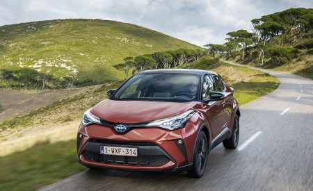 2020 Toyota C-HR Hybrid (Euro-Spec) Front Three-Quarter Wallpapers 450x275 (13)
