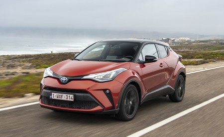 2020 Toyota C-HR Hybrid (Euro-Spec) Front Three-Quarter Wallpapers 450x275 (2)