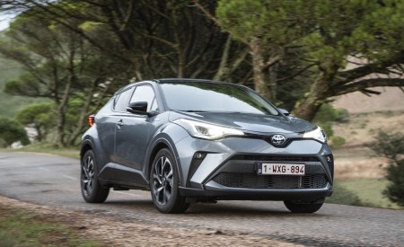 2020 Toyota C-HR Hybrid (Euro-Spec) Front Three-Quarter Wallpapers 450x275 (114)