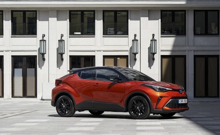 2020 Toyota C-HR Hybrid (Euro-Spec) Front Three-Quarter Wallpapers 450x275 (88)