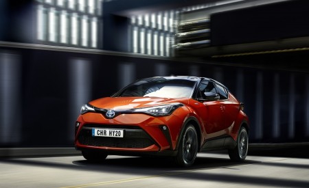 2020 Toyota C-HR Hybrid (Euro-Spec) Front Three-Quarter Wallpapers 450x275 (86)