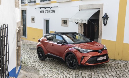 2020 Toyota C-HR Hybrid (Euro-Spec) Front Three-Quarter Wallpapers 450x275 (49)