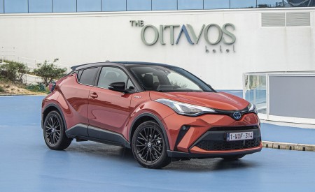 2020 Toyota C-HR Hybrid (Euro-Spec) Front Three-Quarter Wallpapers 450x275 (37)