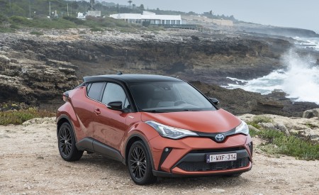 2020 Toyota C-HR Hybrid (Euro-Spec) Front Three-Quarter Wallpapers 450x275 (25)