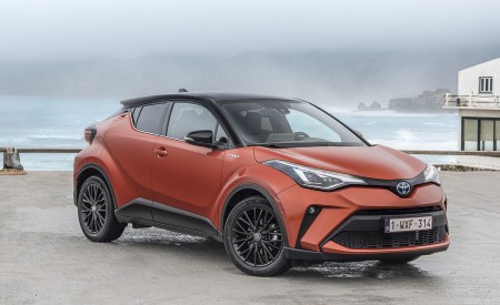 2020 Toyota C-HR Hybrid (Euro-Spec) Front Three-Quarter Wallpapers 450x275 (38)