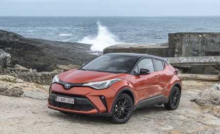 2020 Toyota C-HR Hybrid (Euro-Spec) Front Three-Quarter Wallpapers 450x275 (26)