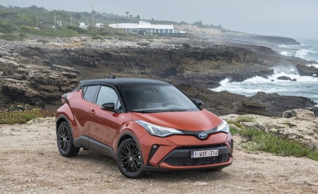 2020 Toyota C-HR Hybrid (Euro-Spec) Front Three-Quarter Wallpapers 450x275 (39)