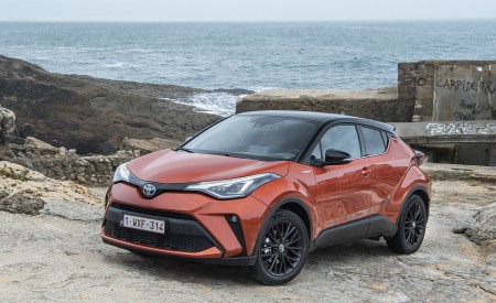 2020 Toyota C-HR Hybrid (Euro-Spec) Front Three-Quarter Wallpapers 450x275 (27)