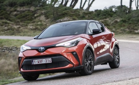 2020 Toyota C-HR Hybrid (Euro-Spec) Front Three-Quarter Wallpapers 450x275 (3)
