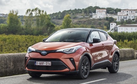 2020 Toyota C-HR Hybrid (Euro-Spec) Front Three-Quarter Wallpapers 450x275 (28)