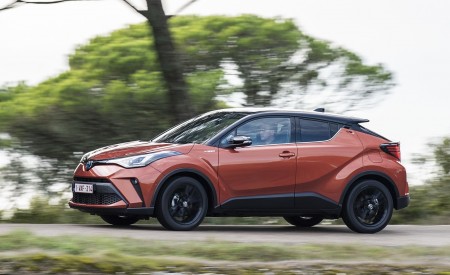 2020 Toyota C-HR Hybrid (Euro-Spec) Front Three-Quarter Wallpapers 450x275 (16)