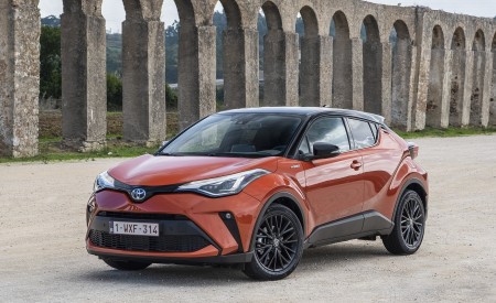 2020 Toyota C-HR Hybrid (Euro-Spec) Front Three-Quarter Wallpapers 450x275 (29)