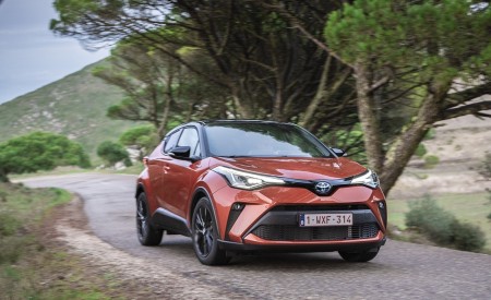 2020 Toyota C-HR Hybrid (Euro-Spec) Front Three-Quarter Wallpapers 450x275 (17)