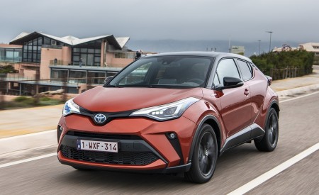 2020 Toyota C-HR Hybrid (Euro-Spec) Front Three-Quarter Wallpapers 450x275 (4)