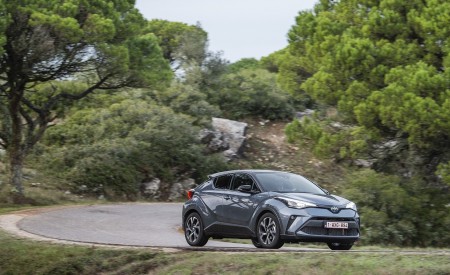 2020 Toyota C-HR Hybrid (Euro-Spec) Front Three-Quarter Wallpapers 450x275 (115)