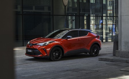 2020 Toyota C-HR Hybrid (Euro-Spec) Front Three-Quarter Wallpapers 450x275 (89)