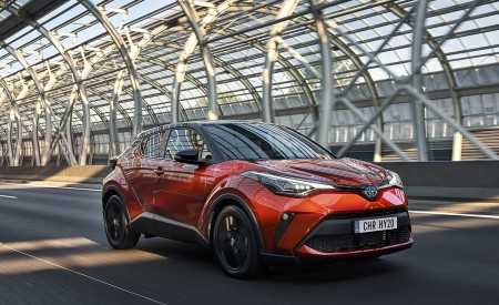 2020 Toyota C-HR Hybrid (Euro-Spec) Front Three-Quarter Wallpapers 450x275 (84)