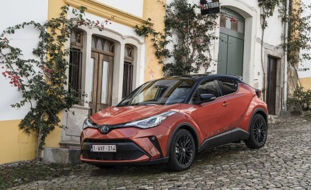 2020 Toyota C-HR Hybrid (Euro-Spec) Front Three-Quarter Wallpapers 450x275 (40)