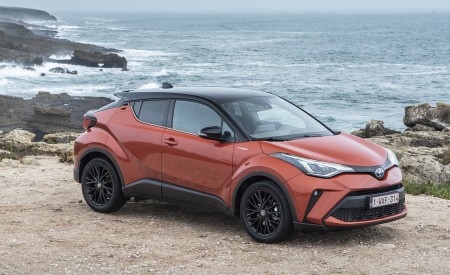 2020 Toyota C-HR Hybrid (Euro-Spec) Front Three-Quarter Wallpapers 450x275 (30)