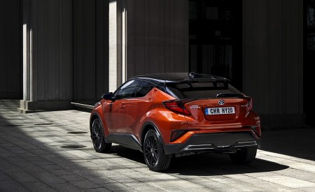 2020 Toyota C-HR Hybrid (Euro-Spec) Rear Three-Quarter Wallpapers 450x275 (91)