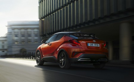 2020 Toyota C-HR Hybrid (Euro-Spec) Rear Three-Quarter Wallpapers 450x275 (87)