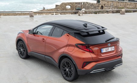 2020 Toyota C-HR Hybrid (Euro-Spec) Rear Three-Quarter Wallpapers 450x275 (42)