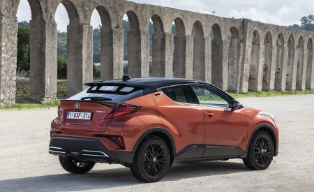 2020 Toyota C-HR Hybrid (Euro-Spec) Rear Three-Quarter Wallpapers 450x275 (35)