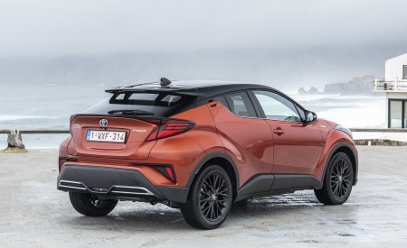2020 Toyota C-HR Hybrid (Euro-Spec) Rear Three-Quarter Wallpapers 450x275 (43)