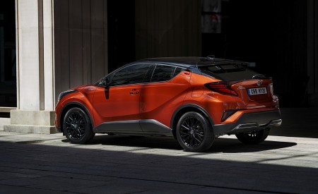 2020 Toyota C-HR Hybrid (Euro-Spec) Rear Three-Quarter Wallpapers 450x275 (92)