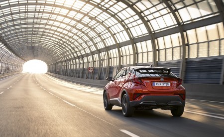 2020 Toyota C-HR Hybrid (Euro-Spec) Rear Three-Quarter Wallpapers 450x275 (85)
