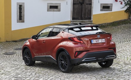 2020 Toyota C-HR Hybrid (Euro-Spec) Rear Three-Quarter Wallpapers 450x275 (54)