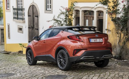 2020 Toyota C-HR Hybrid (Euro-Spec) Rear Three-Quarter Wallpapers 450x275 (44)