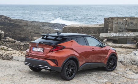 2020 Toyota C-HR Hybrid (Euro-Spec) Rear Three-Quarter Wallpapers 450x275 (36)