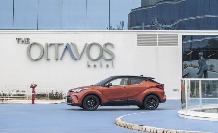 2020 Toyota C-HR Hybrid (Euro-Spec) Side Wallpapers 450x275 (46)