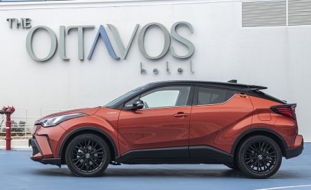2020 Toyota C-HR Hybrid (Euro-Spec) Side Wallpapers 450x275 (48)