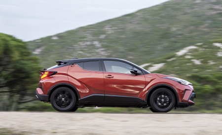 2020 Toyota C-HR Hybrid (Euro-Spec) Side Wallpapers 450x275 (24)