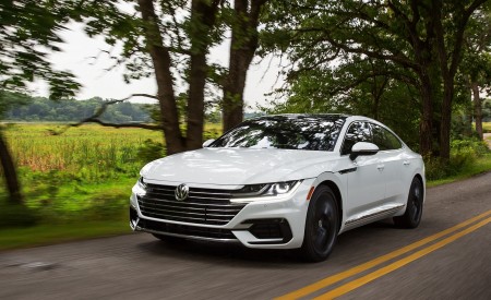2020 Volkswagen Arteon SEL R-Line Edition (US-Spec) Front Three-Quarter Wallpapers 450x275 (5)