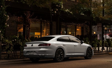 2020 Volkswagen Arteon SEL R-Line Edition (US-Spec) Rear Three-Quarter Wallpapers 450x275 (10)