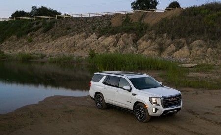 2021 GMC Yukon AT4 Front Three-Quarter Wallpapers 450x275 (17)