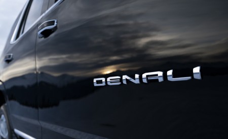 2021 GMC Yukon Denali Badge Wallpapers 450x275 (21)
